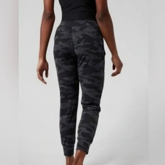 NWT ATHLETA Salutation Camo Jogger XSP - Picture 7 of 11
